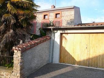 Maison de ma�tre dans village calme
