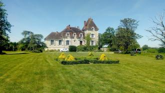 Ch�teau, ferme biologique, bois, �tang de 2 hectares.
