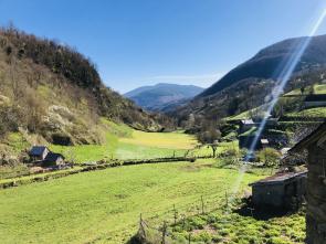 Petite maison dominant un charmant village sur la commune d'Alos 09200
