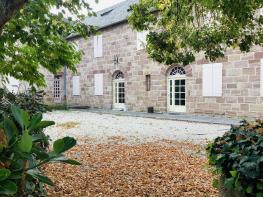 Belle demeure  d'un ancien Hotel Prestigieux dans le bourg de Varetz proche de Brive.et l"