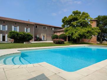 45 ' Blagnac . Ch�teau , grandes d�pendances , 2.1 Ha . 
