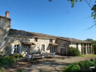 Maison et g�te en pierres, au calme entour�e de pr�s, secteur de Caylus.

