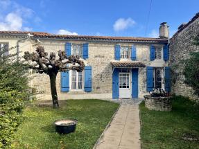 Charmante maison � rafra�chir, gros potentiel, proche d'Aulnay de Saintonge

