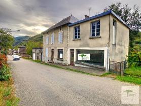 Maison de bourg � r�nover + local commercial
