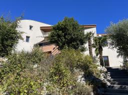 Ensemble immobilier constitu� de deux maisons d'habitation, dont l'une compos�e de deux ap