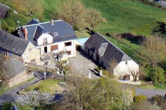 Corps de ferme avec piscine + d�pendances - ESPALION 
