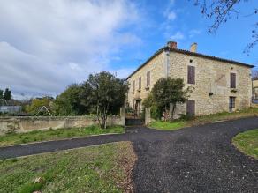 Maison en pierres et son jardin
