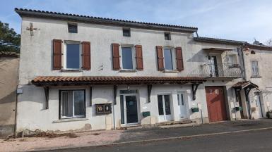 Maison de village - Possibilit� de trois logements; projet pour renovation /investisseur 
