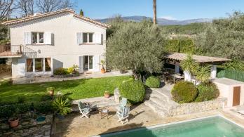 Maison de charme avec piscine  proximit de Valbonne

