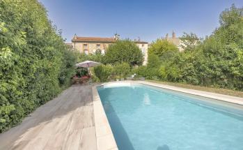 Maison de Ma�tre avec jardin et piscine � 2 pas du march� de Revel.
