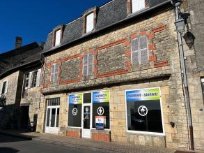 Maison de bourg avec local commercial
