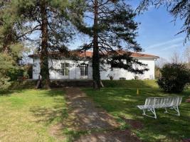 Villa de plain-pied, avec garage et parc arbor�

