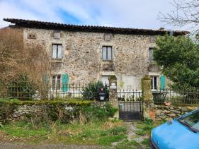 Suris - Belle maison avec trois chambres, 3 hectares, dependences, isole
