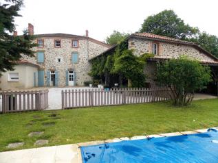 El�gante maison en pierre r�nov�e, 5 chambres, beaux volumes,  jardin attenant, grande piscine, vue 
