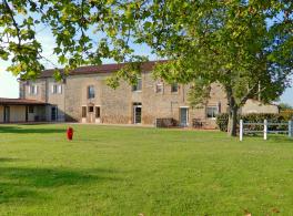 M�tairie en pierres : partie privative et salle d'evenements avec chambres dhotes
