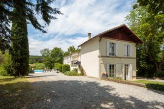 Belle maison de campagne avec terrain et piscine dans un village � 10km de Carcassonne. Id�al pour i