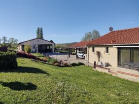 Ensemble immobilier , d�pendances , sur terrain de 5900 M2 .
