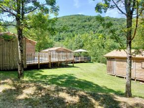 Propri�t� de 93431 m� avec chalets, lacs et piscine
