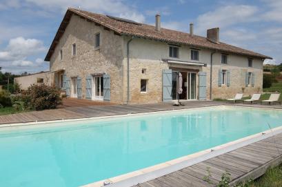 ANCIENNE FERME RENOVEE EN POSITION DOMINANTE
