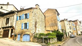 Maison de village 72 m� avec garage et terrasse � Caylus
