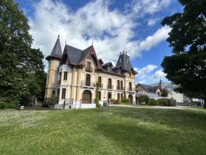 Ancien manoir de 1870 r�nov�, avec murs et fond de commerce
