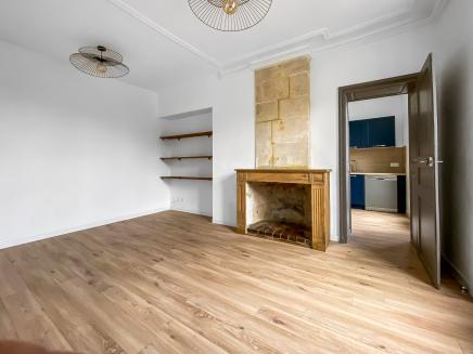 Ensemble immobilier de caract�re adu XVIIIe au centre d'une ville pris�e
