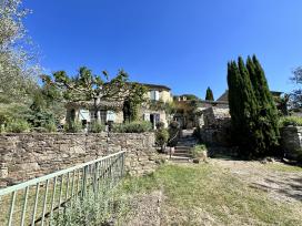 Domaine en pierre avec 2 btisses et piscine
