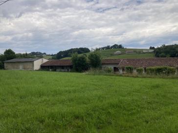 TERRAIN AVEC BATIMENT AGRICOLE ET CHANGEMENT DE DESTINATION POSSIBLE
