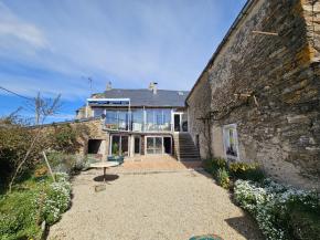 Charmant corps de ferme avec sa grange dans un environnement calme
