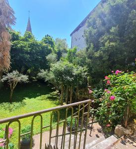 Maison de caract�re un havre de paix au coeur de la ville.
