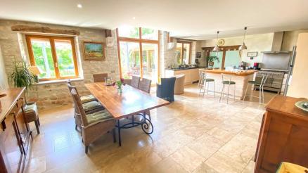 Dans un emplacement de r�ve domaine unique compos� de trois g�tes sur 350 m�, sur plus de 10 hectare