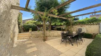 Maison de village de 219 m�, avec cour et grange et jardin - Proche Roquecor
