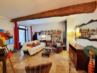 Ravissante maison de caract�re de 3 chambres, � proximit� de la place Madeleine.
