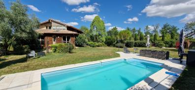 Grande Maison Atypique de Type Chalet avec Piscine, Jacuzzi, proche l'Isle-Jourdain (GERS), 300