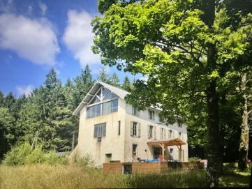  0 saBelle propri�t� dans un havre de paix proche Saissac, piscine, 2.2 hect 
