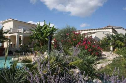 Maison 7 pi�ces au calme jardin luxuriant 
