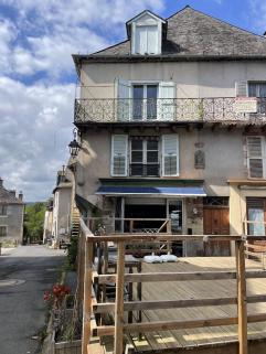 Magazin et appartement de caractre au cur de Juillac
