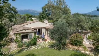 Charmante villa en pierre pr�s de Valbonne
