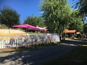 Camping paisible au coeur du village 
