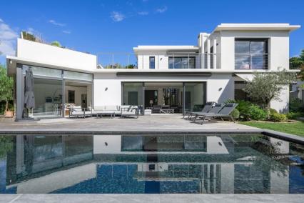 Domaine ferm� a Mougins. Villa moderne
