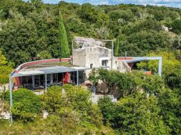  Une belle maison contemporaine dans la position la plus enviable du Gard Proven�a
