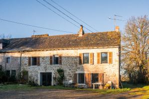 Maison et grange en pierres � la campagne
