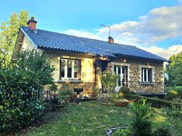 Jolie maison dans un cadre de verdure
