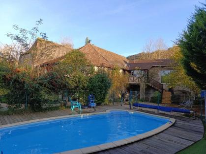 Maison familiale avec piscine et 2 gites sur 7900 m2 de terrain
