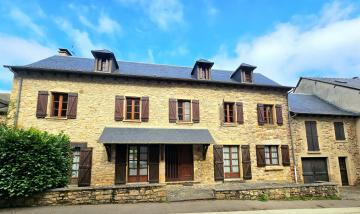 Maison de caractre au coeur de Rignac avec son garage et un jardin
