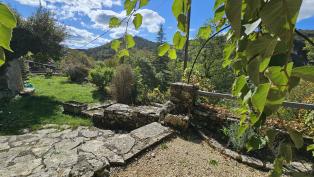Maison atypique en pierre dans la vall�e du Lot 
