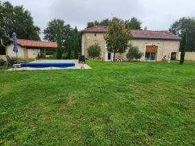 Nieuil - Maison en pierre r�nov�e avec jardin priv�, piscine et garage
