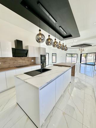 Villa contemporaine piscine et sous-sol total 
