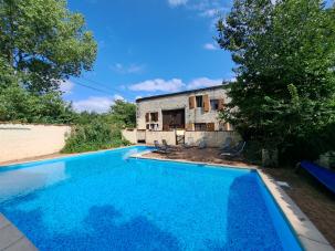 5 maisons ( plain-pied et 4 maisons anciennes ), piscine
