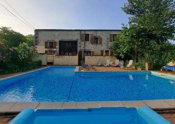 4 maisons avec grande piscine, au calme, id�ale g�tes
